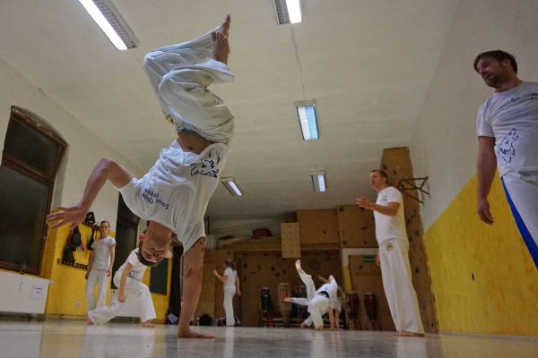 Capoeira Akademie Berlin: Balance auf einer Hand