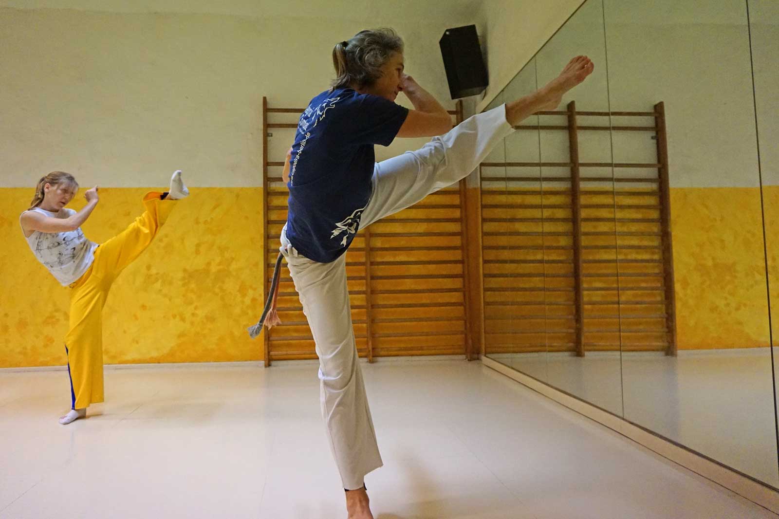 Capoeira Akademie Berlin: Tritt vor Spiegel